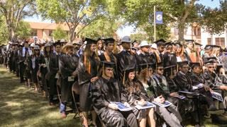 毕业典礼上，一排排戴着帽子、身穿长袍的学生.